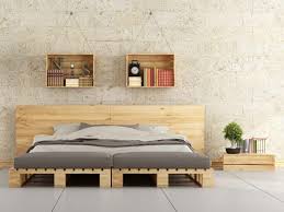 Avec l'arrivée du printemps, il est temps de penser à organiser le potager, ranger le garage, et pourquoi pas se faire une petite terrasse ou un sentier entre les plants de tomates. Lit En Palettes Comment Le Fabriquer Femme Actuelle Le Mag