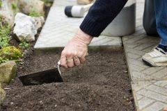 Ist die wahl auf die verlegungsmethode in beton gefallen ist wie bei jeder verlegungsart natürlich das ausheben des bodens erforderlich. Gartenweg Pflastern Ohne Randsteine Geht Das