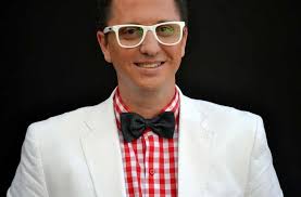 Adrián Pavía: un personaje histriónico que sobresale en todas las fiestas