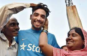 Local boy mohammed siraj made time to treat his teammates to some delicious hyderabad delicacies. Mohammed Siraj Declines Bcci Offer To Fly Back Home After Father S Death The New Indian Express