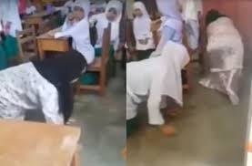 Umurnya 30 tahun, cerai tanpa anak. Biadab Ibu Murid Paksa Ustazah Merangkak Sila Tampil Ada Yang Nak Bantu Jika Ustazah Tak Mampu Bayar Kos Guaman Aku Sudi Support Viral Mstar