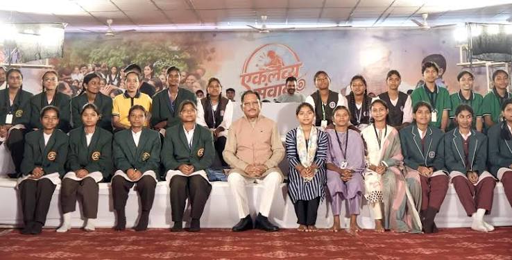 मुख्यमंत्री विष्णुदेव साय ने एकलव्य विद्यालयों के NEET सफल विद्यार्थियों का बढ़ाया उत्साह; आत्मीय संवाद कर दी बधाई - bolbharat24.com