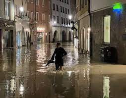 Hochwasser österreich 2013 dammbruch saalach zwischen salzburg und freilassing. S753vhicokyhom