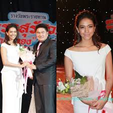 รางว ลพระราชทานพระส ร สวด ดาราสมทบหญ งยอดเย ยม ได แก น น ศ รพ นธ ว ฒนจ นดา จากภาพยนตร เร อง Home ความร ก ความส ข ความทรงจำ ความร ก ความทรงจำ ความส ข