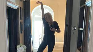 Rebel wilson nahm sich und ihre figur gerne mal auf die schippe. Weiter Abgenommen Rebel Wilson Flasht Mit Ihrer Silhouette Promiflash De