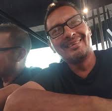 Atendiendo mejor a través de nuestro espíritu de servicio y sensibilidad  social Inicia el año con nueva imagen 😎... contamos con variedad de  estilos en aros.