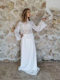 Corpetto pizzo macramè su tulle fine 800, guanti pizzo chantilly e cappello velluto nero con veletta. Abito Da Sposa Modello Gaia L Eleganza Del Macrame Unita Al Minimalismo Dello Schiffon Abiti Abito Nuziale Chiffon