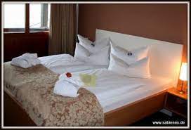 Dieses bett rühmt sich, dass es sie taub machen kann, während sie ein nickerchen. Betten Machen Ein Ganz Ungesunder Hausfrauenstolz