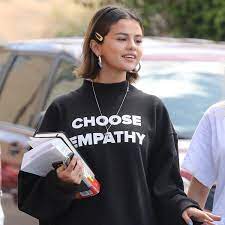 Selena Gomez Switches Up Her Bob With A Stroke Of Hair Genius Selena Gomez Short Hair Selena Gomez Hair Short Hair Styles