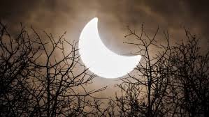 Besonders gute sicht im nordenpartielle sonnenfinsternis zeigt sich trotz wolken. Pygcui Hh5kqbm