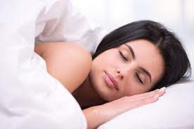 Tidur miring dengan bantal di kedua lutut. Ini Kriteria Dan Tips Memillih Bantal Tidur Yang Sehat Hello Sehat