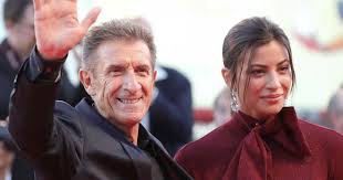 Jun 09, 2021 · ezio greggio e romina pierdomenico lui sta bene con lei anche perché «mi mantiene giovane», ha spiegato. La Fidanzata Di Ezio Greggio La Malattia Che L Ha Colpita