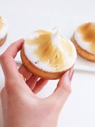 Tartelettes Meringuees Au Matcha Bio Et Yuzu En 2020 Mini Tarte Alimentation Tarte Au Citron