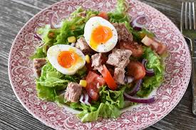 Salata cu ou fiert,brocoli fiert, cuşcuş ,ceapa ,branza si frunze de menta. Salata Cu Ton Si Oua Fierte BucÄtÄria Urecheatei