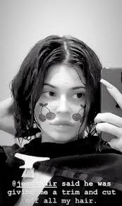 She's starred in a hit reality tv show, built a cosmetics empire, created a fashion brand, and become a mum. Kylie Jenner Gets Hair Trimmed Into Short Bob Cut