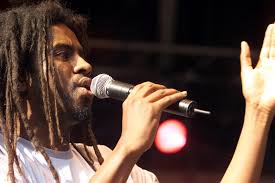 Elle vous témoigne toute sa gratitude après toute la solidarité que vous lui avez témoigné depuis le début. Dbeascb3wjwvqm