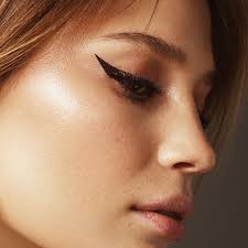 Du kannst auch dunkleres blau wie etwa seegrün, mitternachtblau und grautöne wie etwa mittleres. Augen Schminken So Gelingen Lidstrich Smokey Eyes Und Co Cosmopolitan