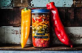 Pickled Hot Chili Peppers Selbst Eingelegte Scharfe Paprika Und Peperoni Einfach Gunstig Und Verflixt Lecker Gourmetguerilla Gefullte Paprikaschoten Peperoni Red Hot Chili Peppers