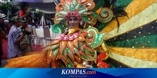 Kemeriahan malam itu menampilan berbagai atraksi yang mengusung tema masquerade atau topeng yang sangat menukau ribuan penonton yang datang membanjiri sepanjang rute carnaval yang dilalui. Penuh Bunga Di Malang Flower Carnival
