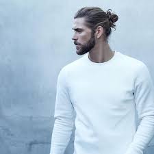 Frisuren Manner Mann Mit Bart Und Dutt Frisur Mann Mit Langhaarfrisur Lange Frisuren Fur Manner Frisuren Lange Haare Manner Langhaarfrisuren