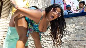 ▷ She Goes Crazy For Cum-diments - BrazzFan.com