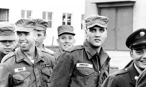 O sargento do exército está entre as carreiras militares mais procuradas pelos jovens que iniciam nesse ramo de atuação. O Dia Em Que Elvys Presley E Promovido A Sargento Do Exercito Dos Eua Meionorte Com