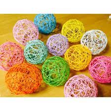 ぬくもりのあるおしゃれなインテリア コットンボール 実は100 均の材料だけで手作りできるんです 優しい明かりのランプシェードや お部屋の飾りなど いろんな使い方ができるコットンボールの作り方をご紹介します バルーン クラフト ウェルカムボード 手作り 100