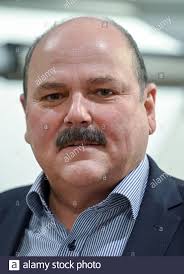 Niederfrohna, Allemagne. 07 janvier 2021. Danny Jost, opérateur de châssis  de poussette, surveille une machine textile en production chez le finisseur  pro4tex. L'entreprise, qui emploie environ 100 personnes, a récemment  commencé à