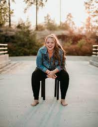 Spokane Senior Portrait Photographer Summer Senior Pictures Senior Picture Inspo Senior Photoshoot Poses Senior Picture Outfits Curvy Girl Photoshoot Poses