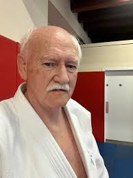 Mick Davies tries the #GreatEscape with Derby Arena Vets SQT yesterday,  helped by Simon Reavill ! A great session