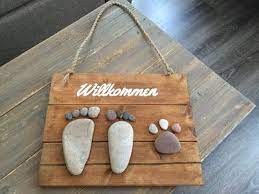 Türschild basteln selber machen türschild holz holzbretter ast deko weihnachten weihnachten dekoration hausschild geschenk haus weihnachtlich geschmückt. Diy Willkommens Turschild Aus Holz Turschilder Steine Holzbrett