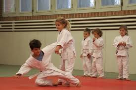 Nach 70 tagen im koma beendeten die eltern die lebenserhaltenden maßnahmen. Abtwil Elefantenwurfe Im Dojo Kindergartenkinder Machen Judo
