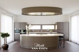 een prachtige grijze keuken modern met uniek kookeiland helemaal eigen door de unieke vorm en kleur deze strakke eigentijd moderne keukens keukens keuken