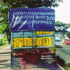 Tak jarang banyak tulisan di bak truk yang antimainstream. Bokong Truk Lintas Sulawesi Art E Fact