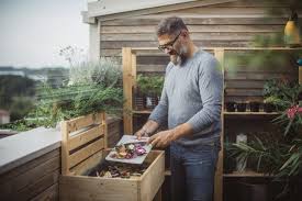 Faire Un Compost Sur Son Balcon 8 Conseils Pour Le Reussir En 2020 Faire Son Compost Engrais Naturel Composteur Balcon