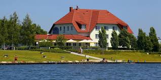 Sind interessenten auf der suche nach einem haus am see oder meer, sollte vorab geklärt werden, ob die immobilie gekauft oder gemietet wird. Hotel Zittau Zittauer Gebirge Direkt Am Wasser Olbersdorfer See Hotel Am See