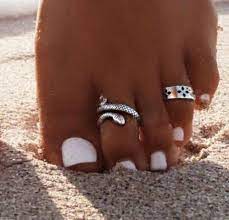 También puedes estampar este patrón. Escenografia De Unas Pregnancy Pies Imagenes Disenos Y Tendencias Unas De Los Pies Blancas Decoradas