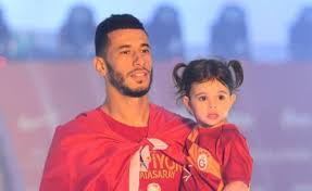 Younes belhanda elveda kendine i̇yi bak younes belhanda, younes belhanda 2018, younes belhanda gol, younes belhanda. Amal Belhanda Younes Belhanda Are Keeping Their Married Life Blissfully Became The Parents Of Two Children Married Celeb