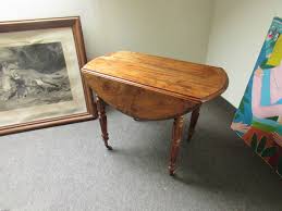 Les espaces restreints sont souvent bien organisés et fonctionnels grâce aux meubles pliables. Table Ronde Ancienne Pliable Mobilier De Salon Table Table Ronde