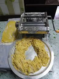 Mie yang dijual dipasaran menggunakan mie basah, mie jenis ini dibuat dengan teknik perebusan yaitu mie direbus setelah dicetak membuat mie sendiri lebih terjamin dan dapat menggunakan bahan alami atau mie organik untuk rasa serta pewarna seperti. Cara Buat Mee Kuning Dengan Mudah Lebih Bersih Dan Dijamin Halal Kartel Dakwah