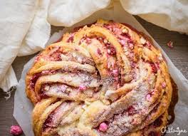 Brioche Aux Framboises Et Pralines Roses Facon Kringle Recette En 2020 Brioche Praline Praline Rose