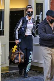 Where does gigi hadid live in new york? Bella Hadid Keeps It Trendy As She Leaves Her Apartment With Her Louis Vuitton Luggage In