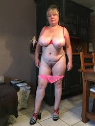 Große reife Hängetitten - Oma Porno Foto