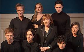 La pareja de actores se conoció durante el rodaje de la ficción 'alguien tiene que morir', justo cuando ambos. Ester Exposito Y Alex Speitzer En Alguien Tiene Que Morir De Netflix Mediotiempo