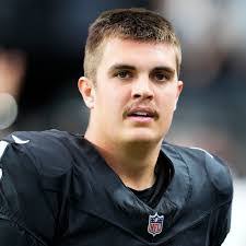 Derek Carr's Instagram, Twitter & Facebook