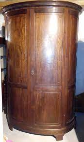 Die oberfläche dieses schranks luxus kleiderschrank mahagoni aus massivem mahagoniholz wurde in mehreren aufwendigen arbeitsgängen veredelt. Halbrunder Englischer Dielenschrank Mahagoni Schrank Um 1900 10