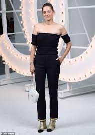 Marion cotillard style marion cotilard star francaise french beauty french actress cannes film festival beautiful actresses makeup inspiration pretty woman. Marion Cotillard Looks Effortlessly Chic At Chanel S Paris Fashion Week Show Aktuelle Boulevard Nachrichten Und Fotogalerien Zu Stars Sternchen