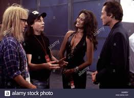 Wayne's world penelope spheeris:(www.paramount.com/homeentertainment)tia carrere,mike myers,dana carvey,rob lowe. Waynes Welt 2 Waynes World 2 Dana Carvey Mike Myers Tia Carrere Christopher Walken Wayne M Myers 2vl Ist Stockfotografie Alamy