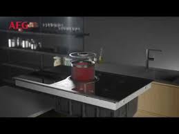 Avec one, novy associe ventilation et cuisson pour offrir une solution particulièrement attrayante. Table Induction Avec Hotte Integree Combohob Aeg Youtube