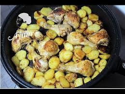 Nun nehmen sie einen pinsel zur hand und bestreichen das hähnchen mit der marinade, welche während der zubereitung für eine knusprige. Hahnchenkeule Mit Kartoffeln In Der Pizza Pfanne I Turkische Kuche Youtube